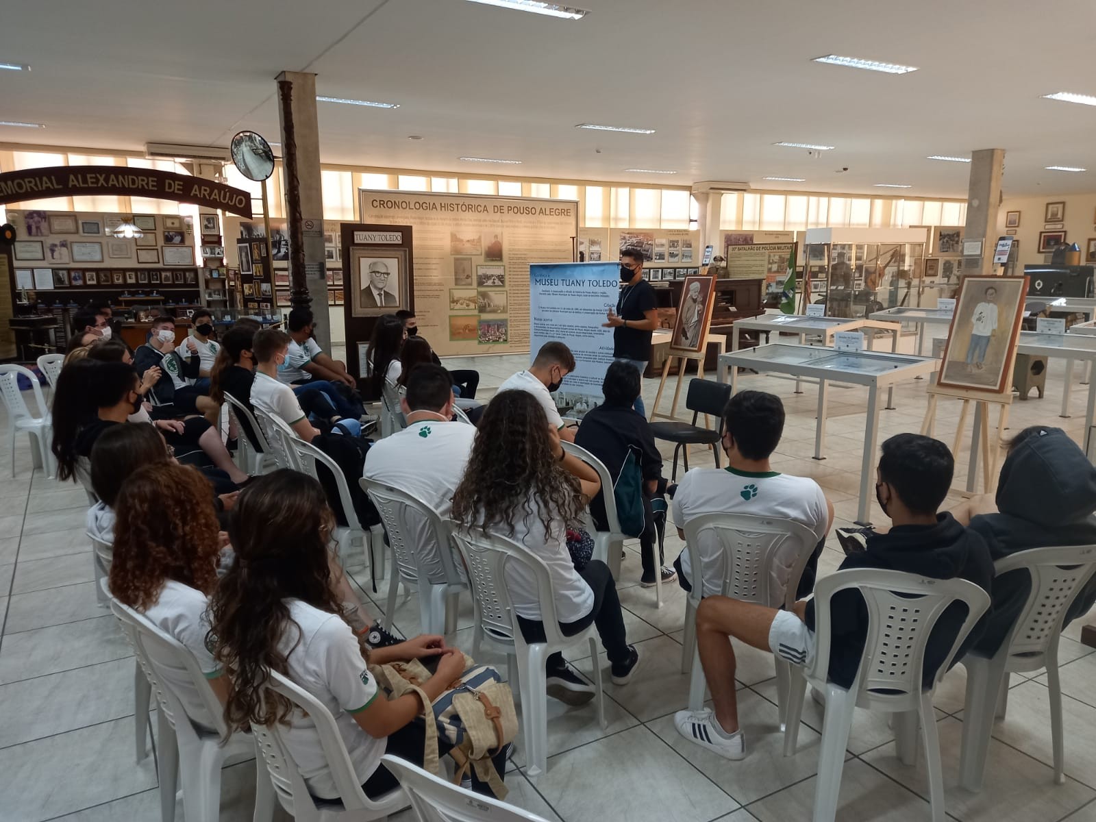 Imagem 1 da notícia: Alunos do Colégio Anglo visitam museu da Câmara