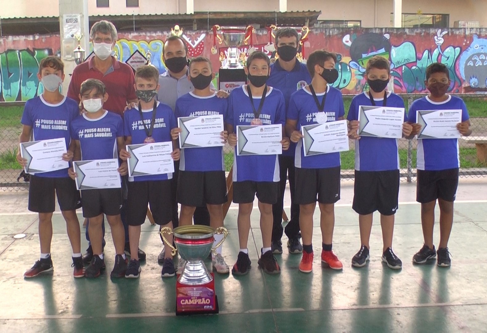 Imagem 1 da notícia: Atletas recebem homenagem por indicação de vereador