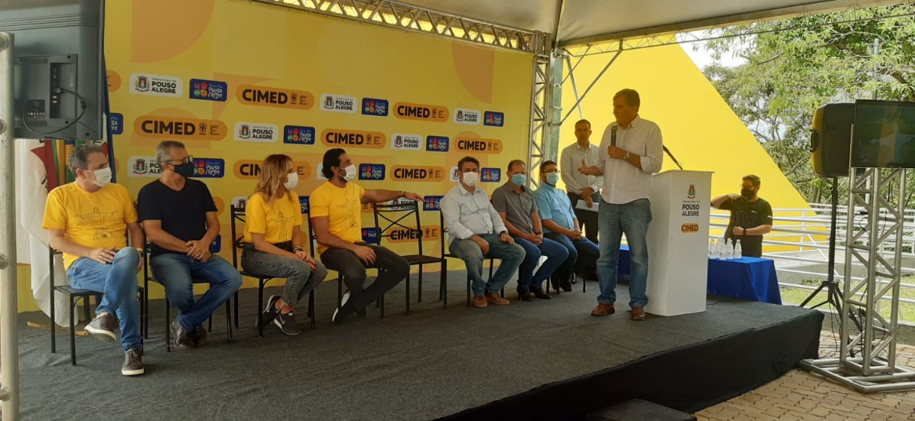 Imagem 6 da notícia: Vereadores participam de entrega da restauração do Cristo Redentor