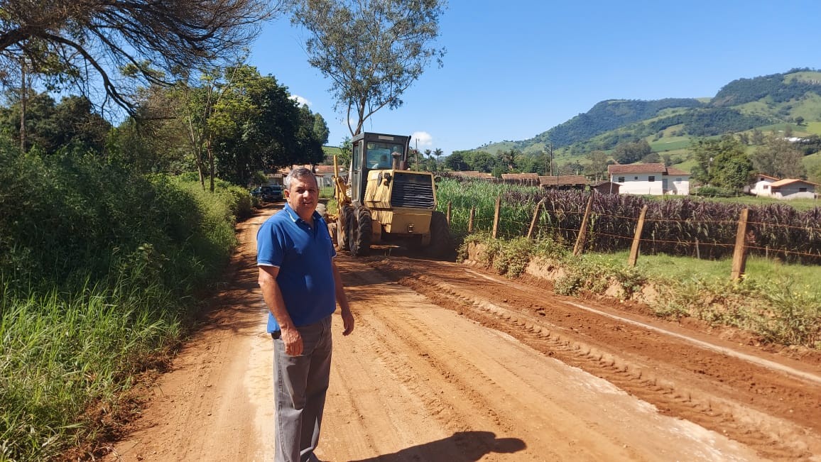 Imagem 1 da notícia: Vereador fiscaliza obras de recuperação de estradas rurais no município