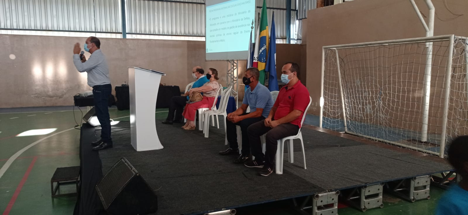 Imagem 1 da notícia: Vereadores participam de reunião pública que aprovou modelo Cívico-militar para escola do bairro São Geraldo