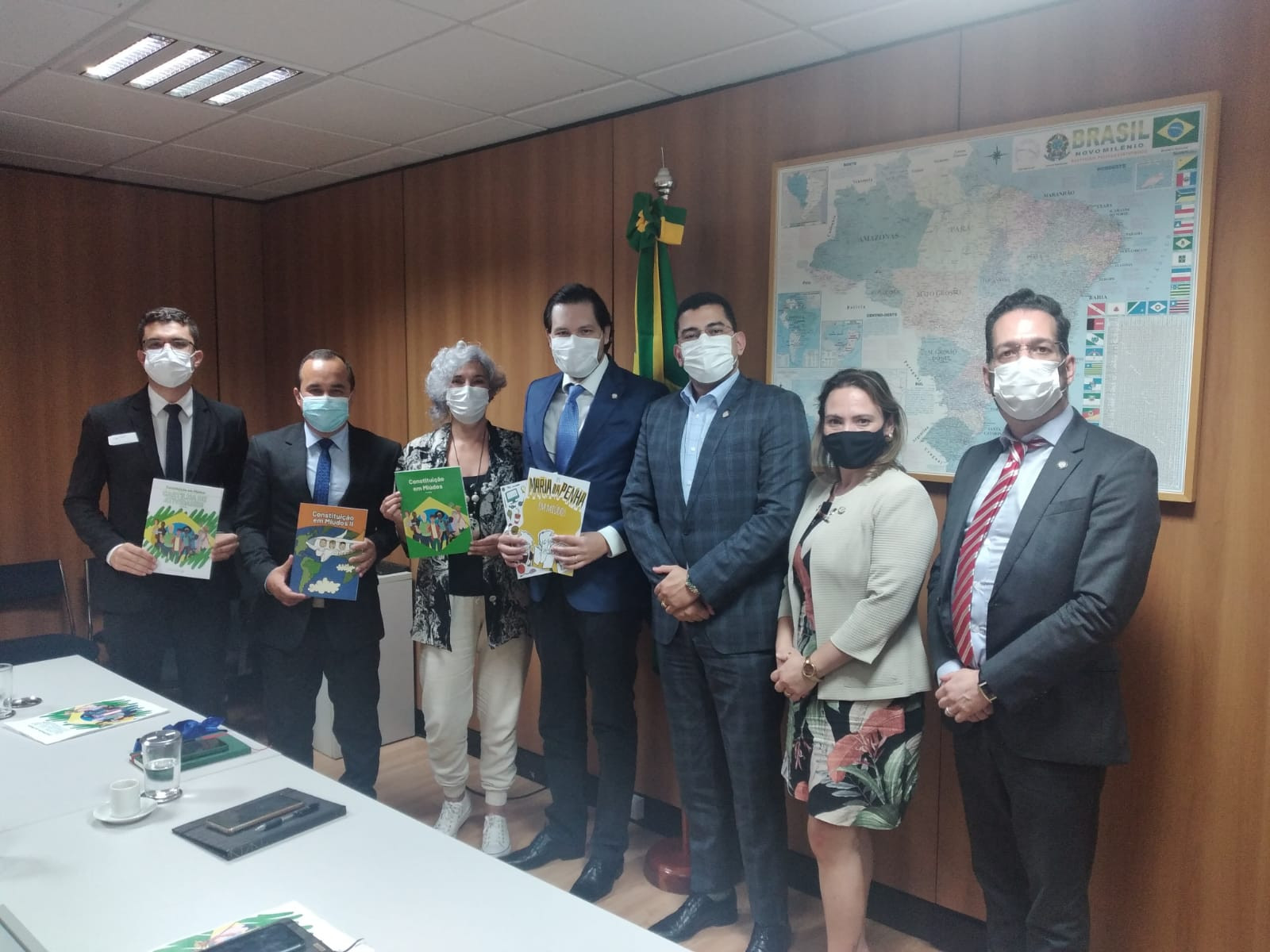 Imagem 1 da notícia: Vereadores comemoram aprovação da Coleção em Miúdos pelo MEC