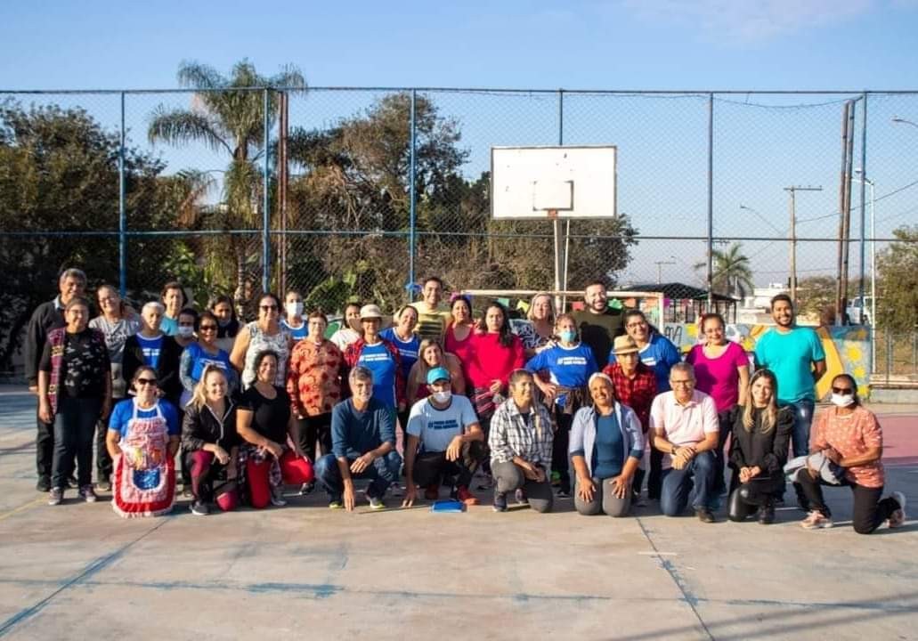 Imagem 1 da notícia: Vereadores acompanham prefeito durante anúncio de revitalização da quadra do Colinas de Santa Bárbara