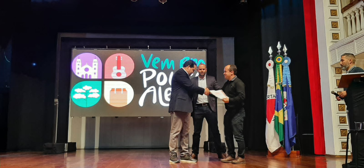 Imagem 6 da notícia: Vereador recebe certificado por apoio ao 2º Encontro da Frente da Gastronomia Mineira