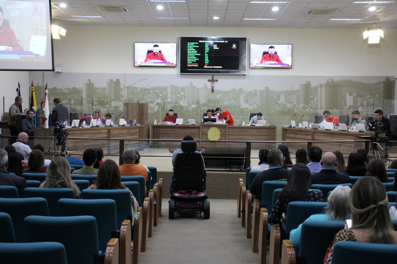 Imagem 1 da notícia: Aprovado em 2º turno: vedada nomeação de condenados em crimes contra crianças, idosos e deficientes na Prefeitura, Câmara e autarquias municipais