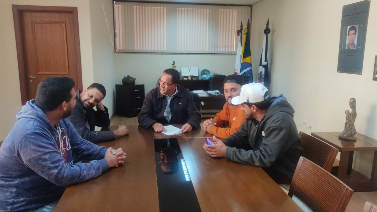 Imagem 1 da notícia: Presidente da Câmara recebe produtores de Samba