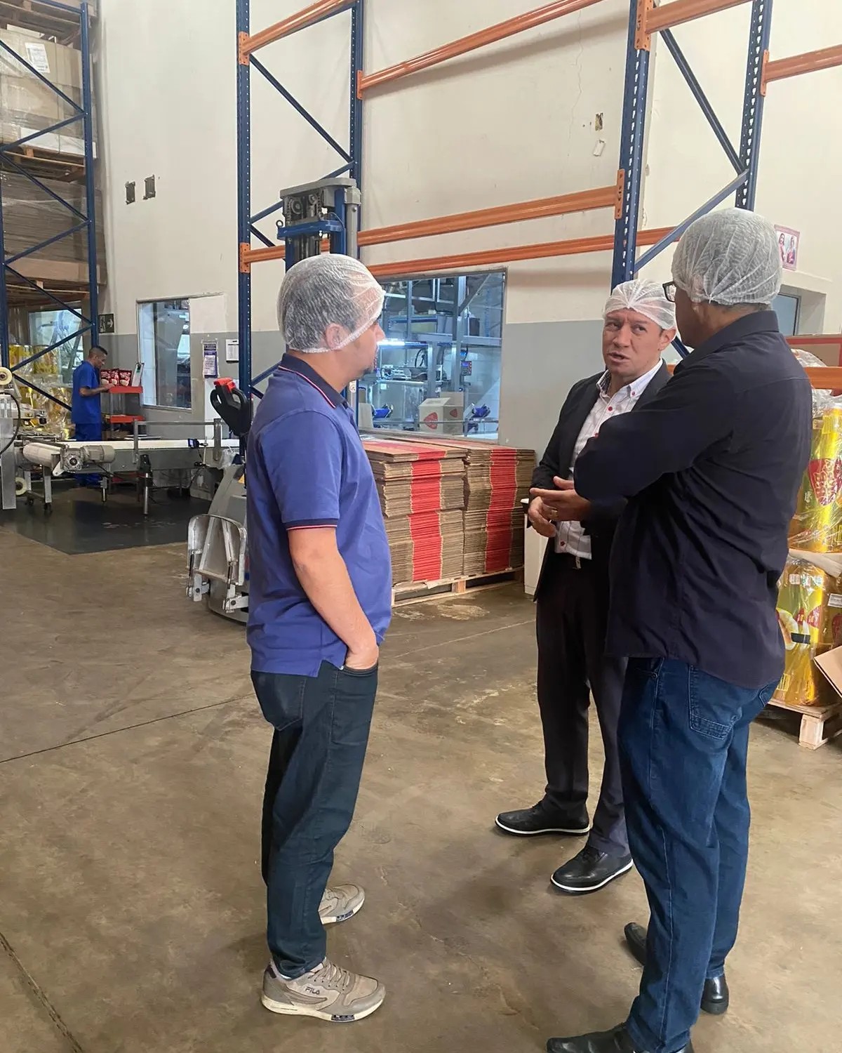 Imagem 1 da notícia: Em visita à empresa, vereador e prefeito anunciam pavimentação asfáltica da estrada que liga local ao bairro Ribeirão das Mortes/Santa Edwirges.