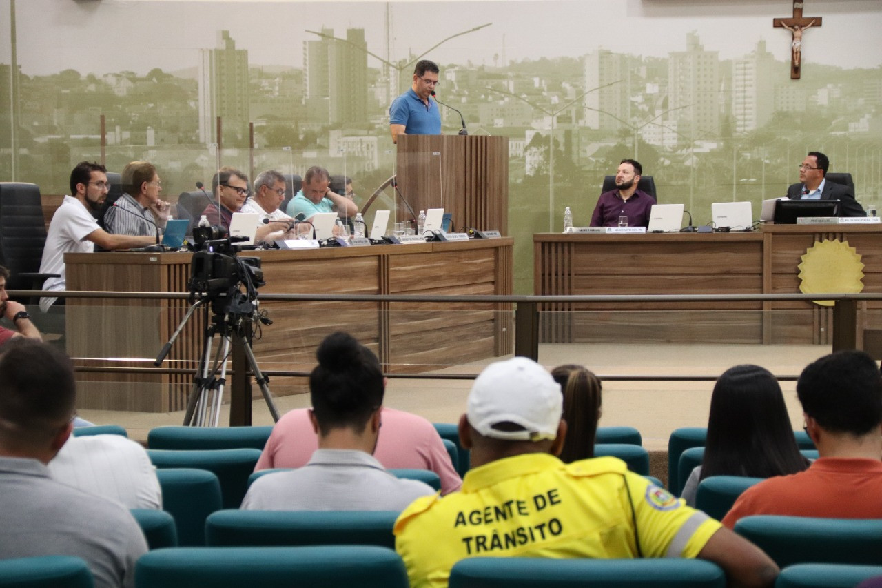Imagem 1 da notícia: Secretário de trânsito e transporte responde vereadores durante Sessão Extraordinária