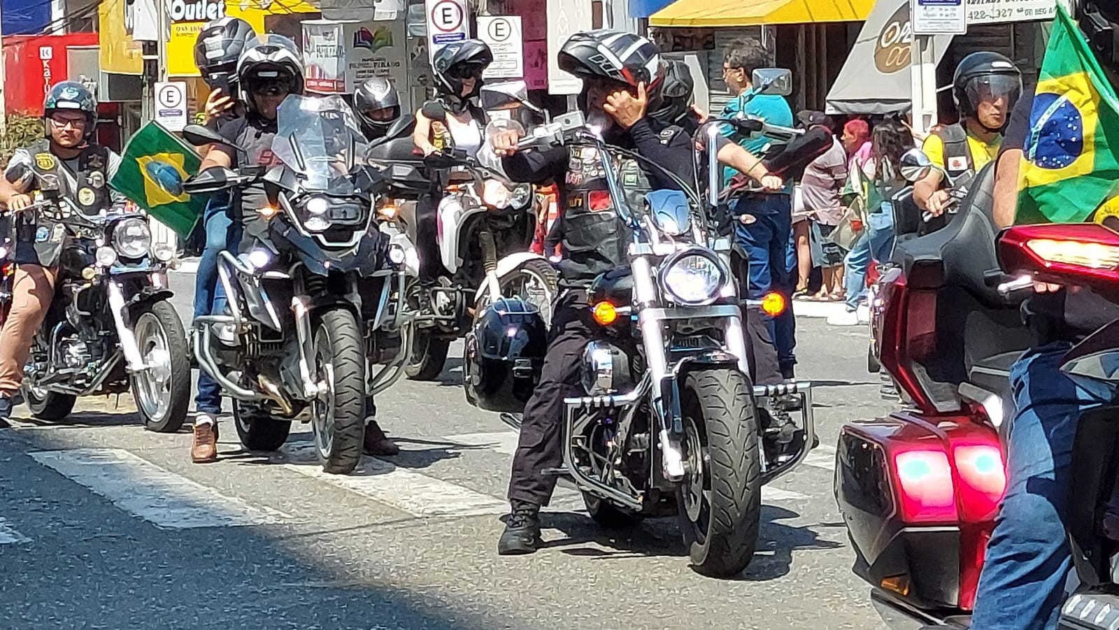 Imagem 2 da notícia: Vereadores acompanham Desfile de 7 de setembro em Pouso Alegre