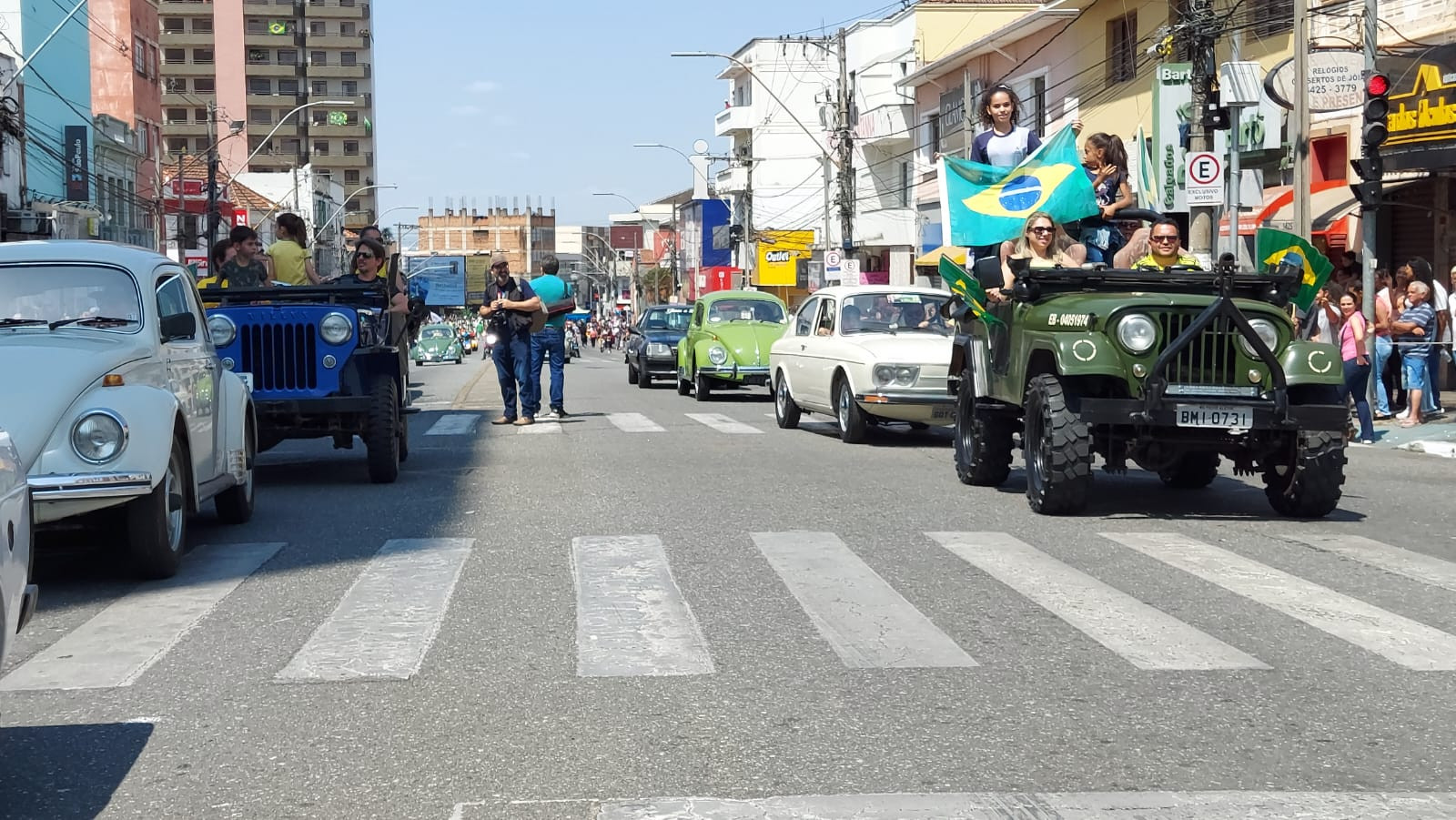Imagem 4 da notícia: Vereadores acompanham Desfile de 7 de setembro em Pouso Alegre