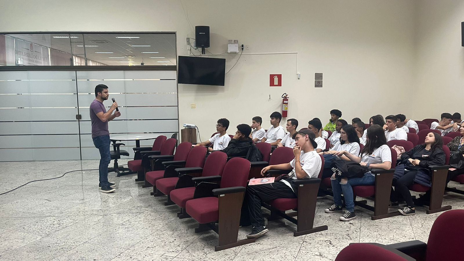 Imagem 2 da notícia: Alunos do Senac são recebidos pelo Presidente da Escola do Legislativo