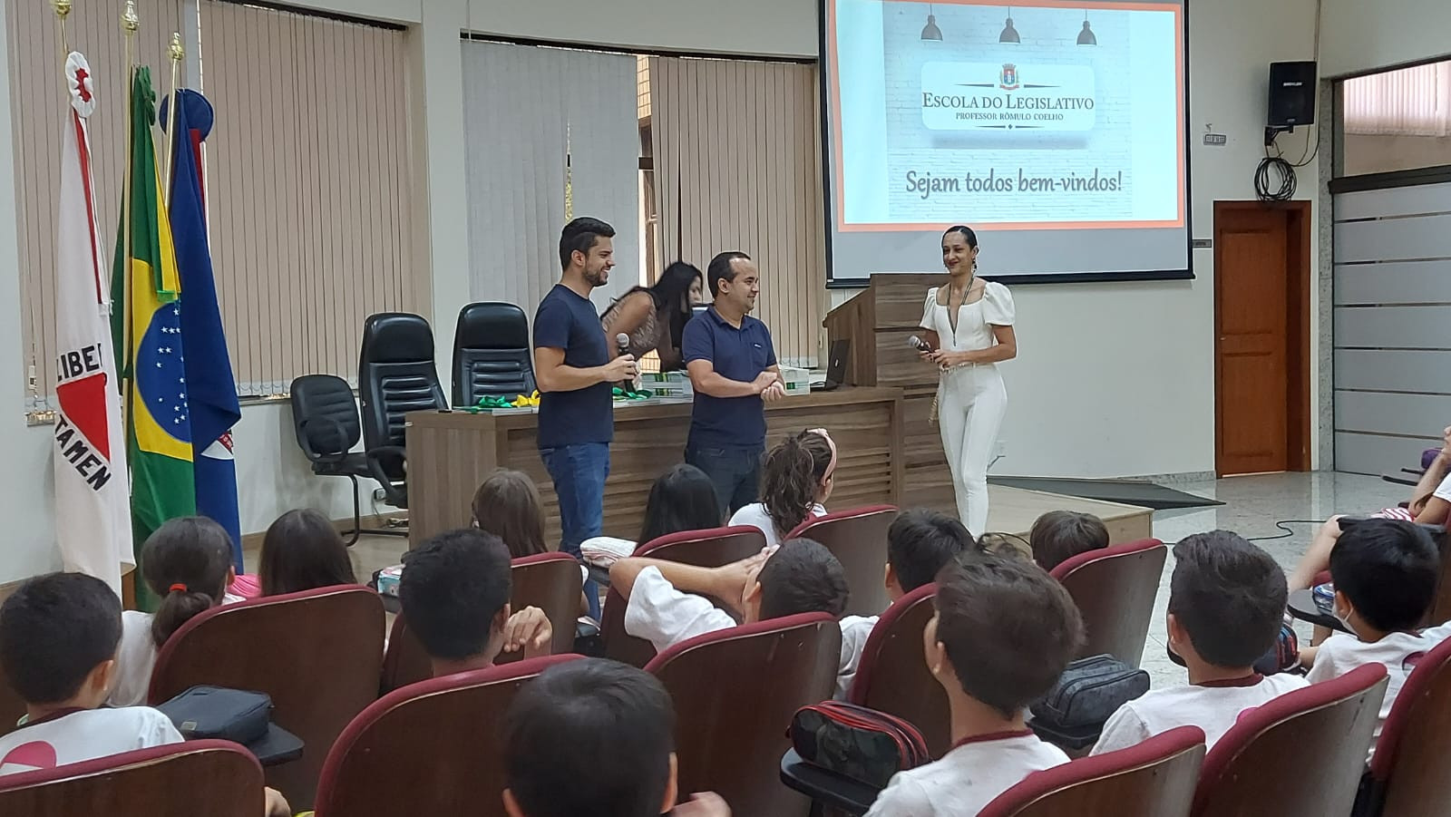 Imagem 1 da notícia: Câmara recebe visita de cerca de 80 alunos do Colégio São José
