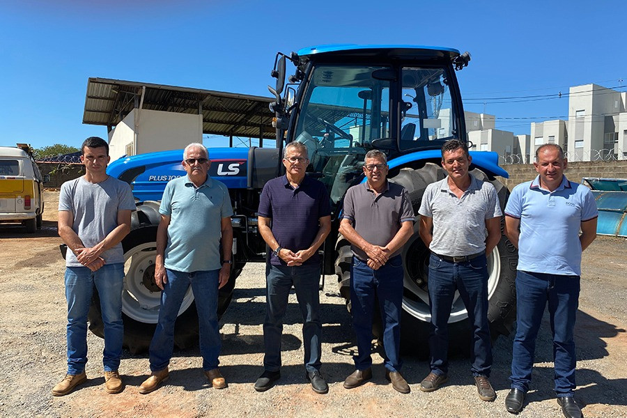 Imagem 1 da notícia: Vereadores acompanham entrega de novo trator para obras na zona rural