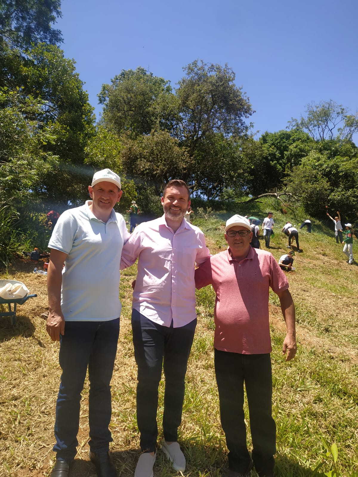 Imagem 2 da notícia: Vereadores participam do Projeto Raízes da União com plantio de mudas de árvores na Serra da Mantiqueira