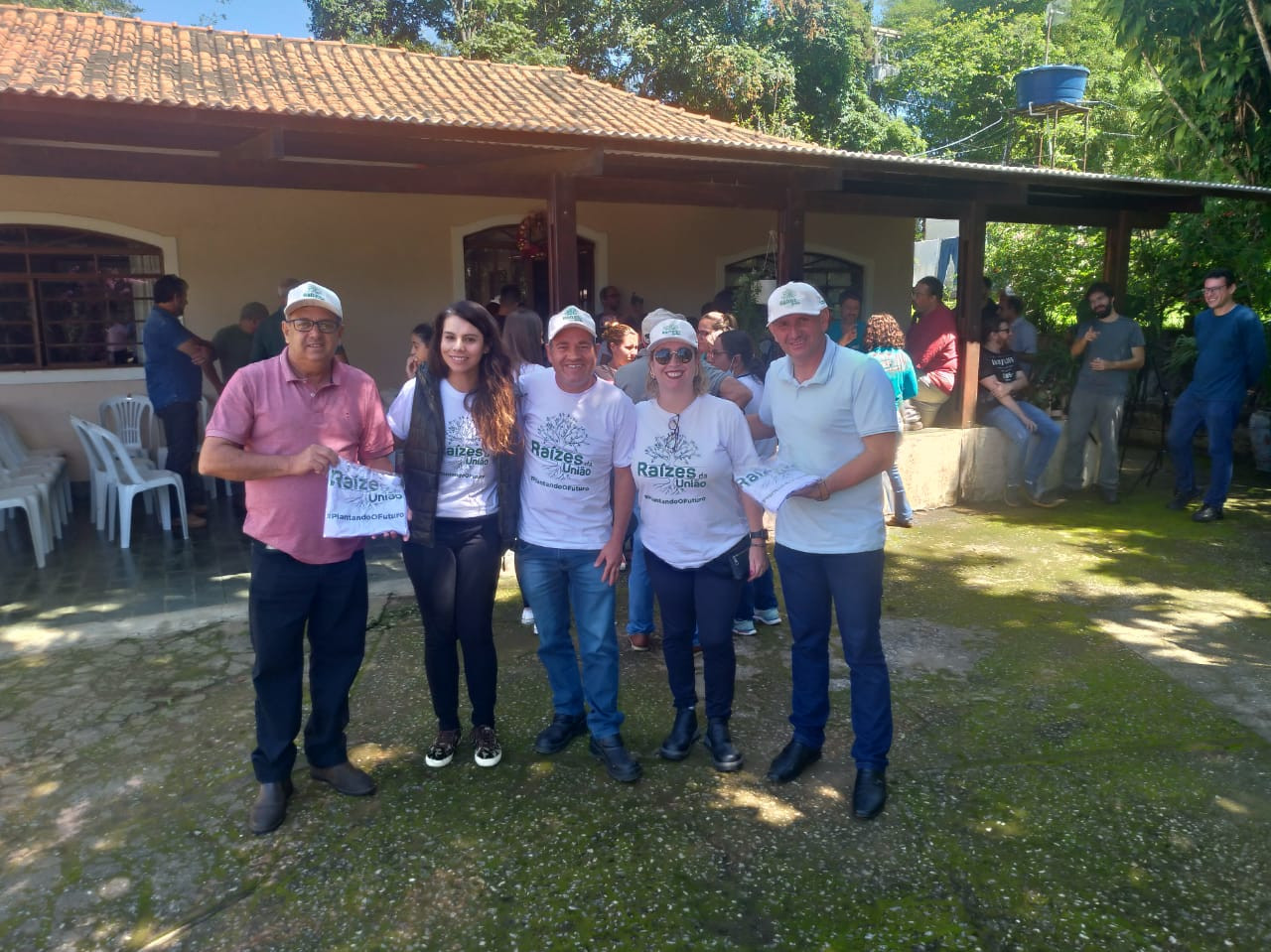 Imagem 1 da notícia: Vereadores participam do Projeto Raízes da União com plantio de mudas de árvores na Serra da Mantiqueira