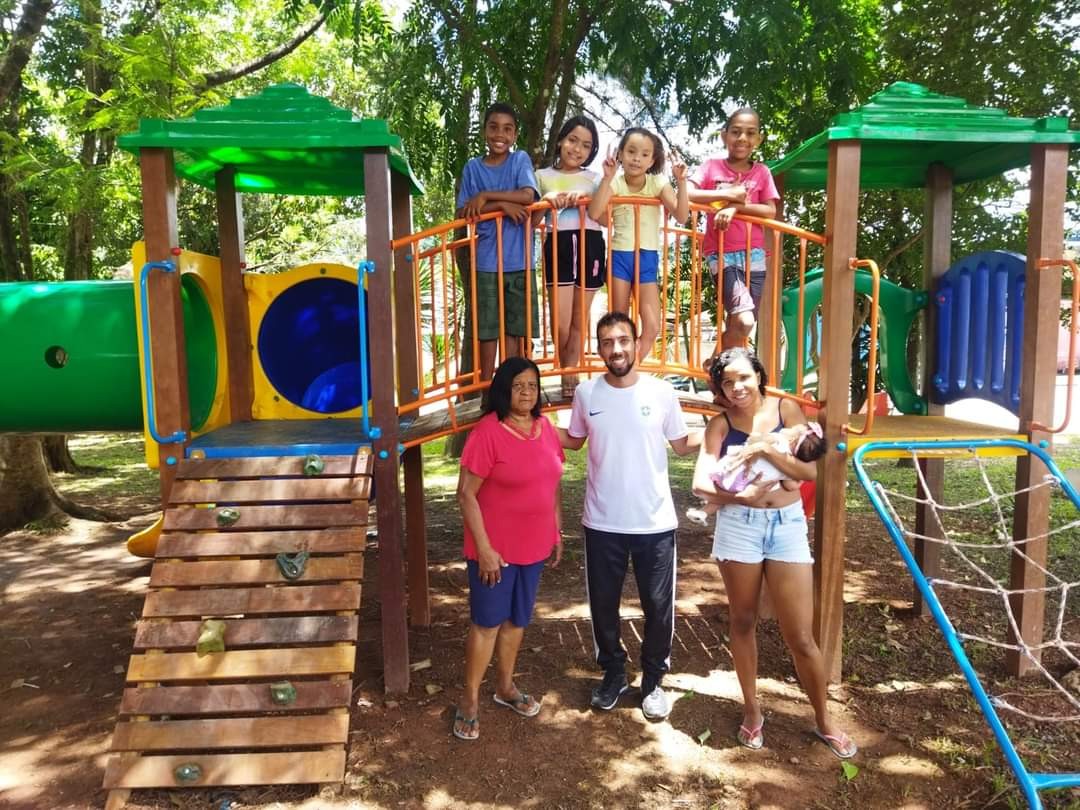 Imagem 1 da notícia: Vereador comemora instalação de parquinho no Jardim Guadalupe