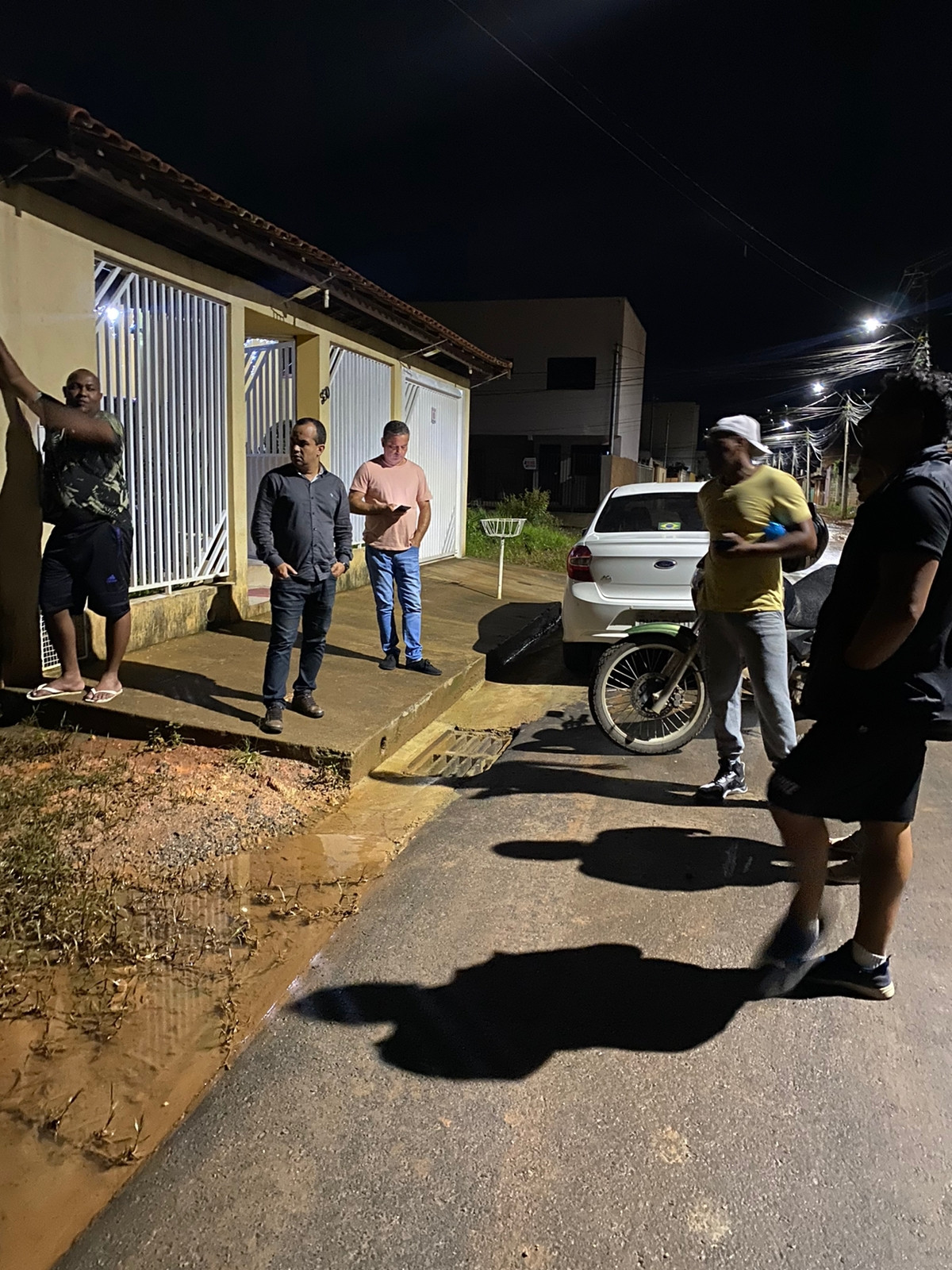 Imagem 1 da notícia: Problemas com a chuva: moradores do Faisqueira recebem atendimento da Câmara de vereadores