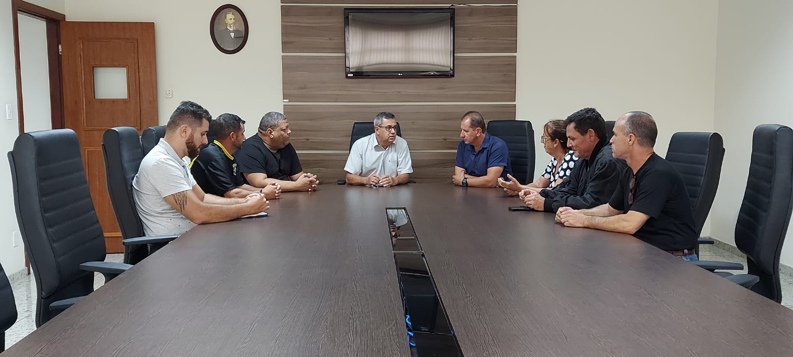Imagem 1 da notícia: Vereadores atendem feirantes em reunião na Câmara