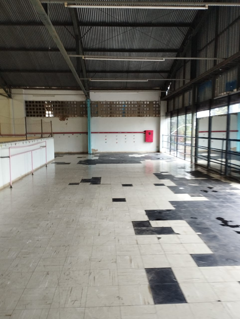 Imagem 4 da notícia: Vereador acompanha limpeza do prédio do CNEC assumido pelo Município