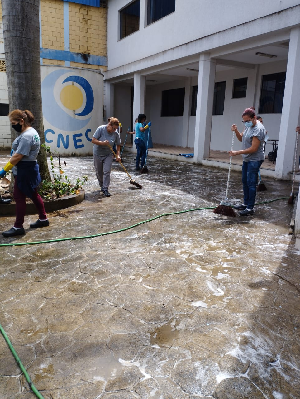 Imagem 1 da notícia: Vereador acompanha limpeza do prédio do CNEC assumido pelo Município