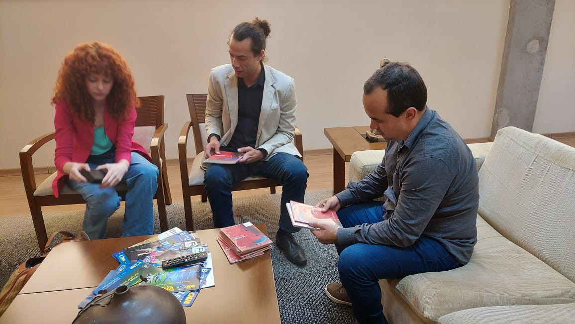 Imagem 1 da notícia: Artistas presenteiam Presidente da Câmara com exemplares de livros e falam sobre a inclusão por meio da arte