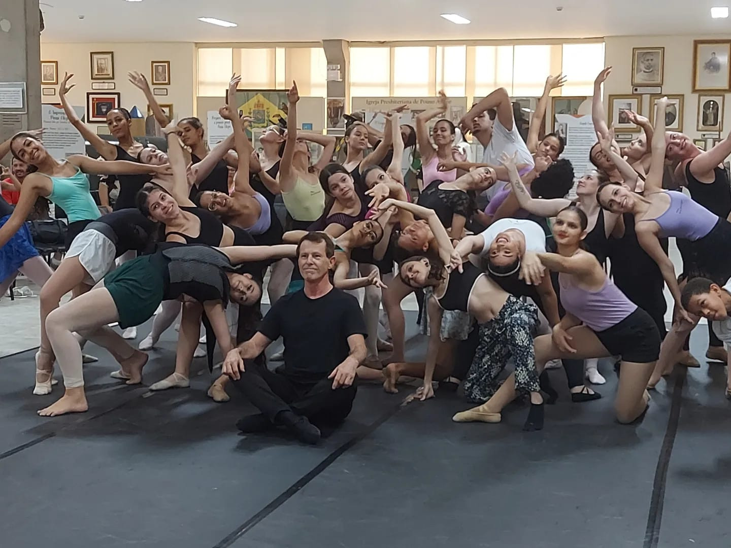 Imagem 1 da notícia: Projeto "Onde a arte acontece", do Ballet Luiz Henrique, leva centenas de pessoas ao Museu da Câmara