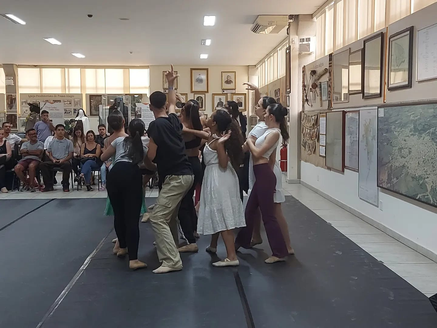 Imagem 4 da notícia: Projeto "Onde a arte acontece", do Ballet Luiz Henrique, leva centenas de pessoas ao Museu da Câmara