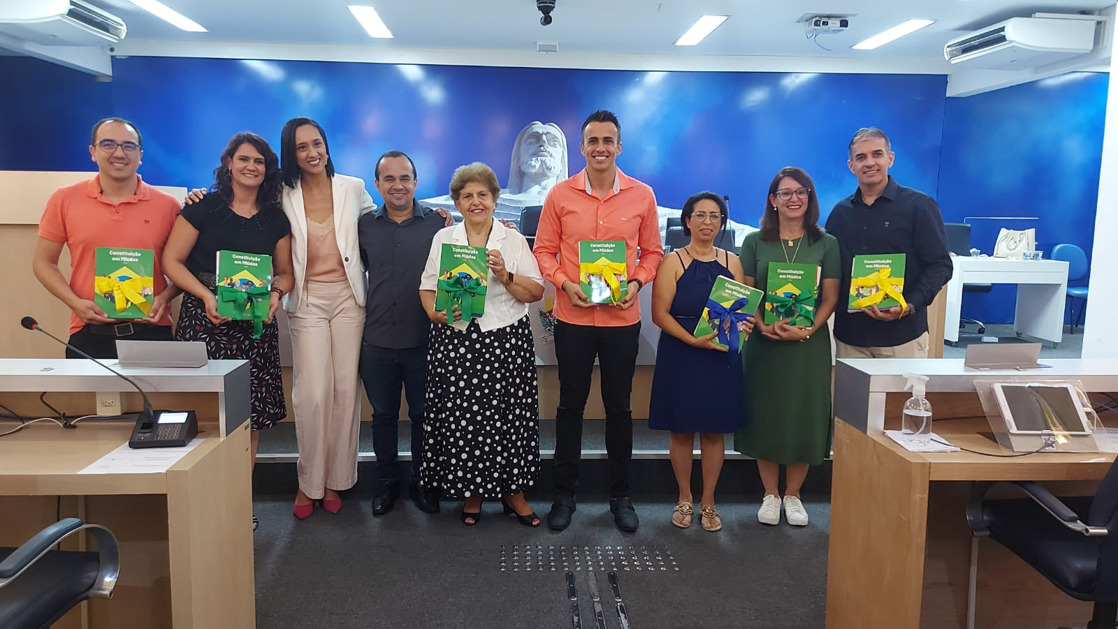 Imagem 1 da notícia: Professores de Poços de Caldas são capacitados pela Escola do Legislativo de Pouso Alegre para aplicação do estudo da cartilha da Constituição em Miúdos
