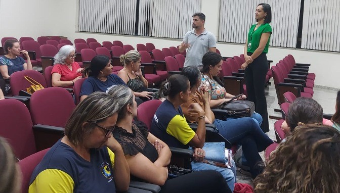 Imagem 1 da notícia: Presidente da Escola do Legislativo recebe professores durante treinamento para aplicação da "Coleção em Miúdos" nas escolas