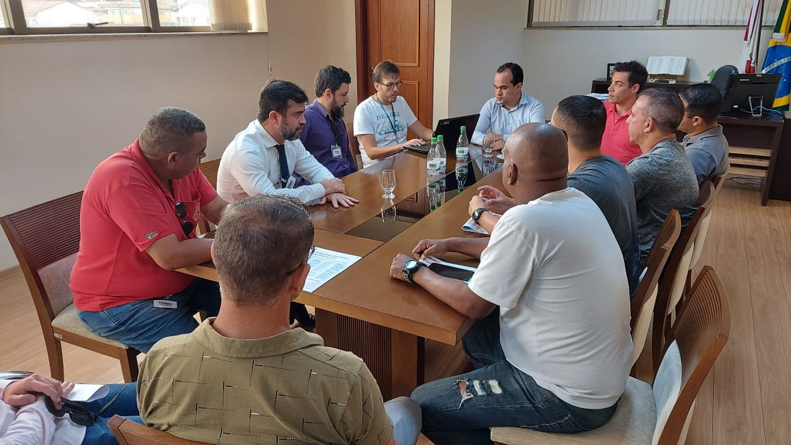 Imagem 2 da notícia: Admitidos por nova empresa, vigilantes buscam câmara de vereadores para garantir recebimento das verbas rescisórias