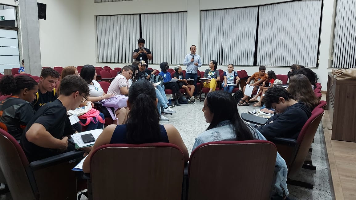 Imagem 1 da notícia: Escola do Legislativo realiza primeira reunião do ano com estudantes da Câmara Mirim, Jovem e Universitária