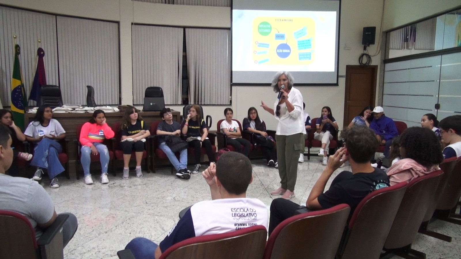 Imagem 1 da notícia: Alunos da Escola do Legislativo recebem Madu Macedo
