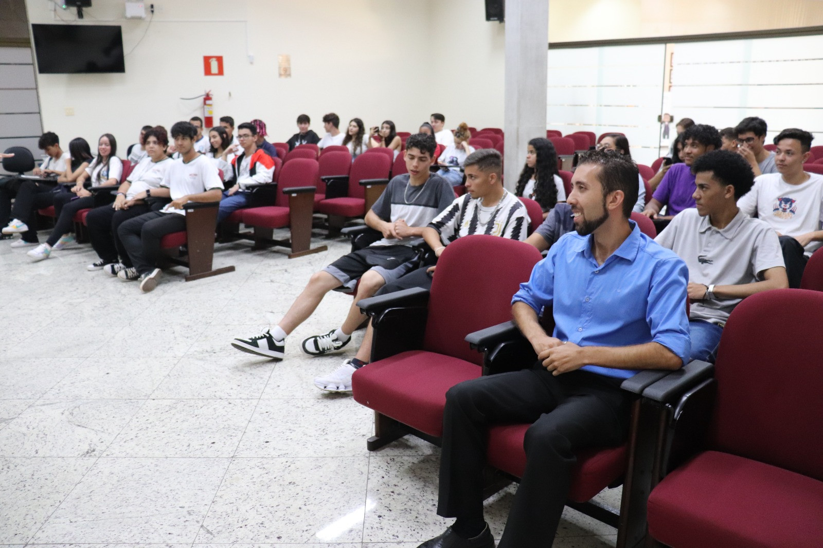 Imagem 1 da notícia: Vereador acompanha visita de escola do Estado à Câmara Municipal