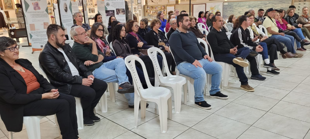 Imagem 5 da notícia: Museu Histórico Tuany Toledo realiza lançamento do livro “Encontros Poéticos: poesia, amor e vida”