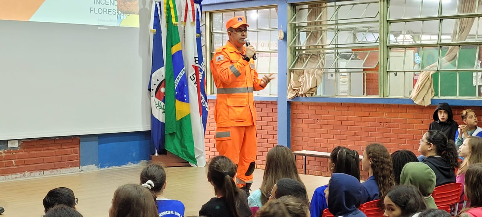 Imagem 2 da notícia: Vereador leva palestra de conscientização de combate às queimadas para estudantes de escola municipal