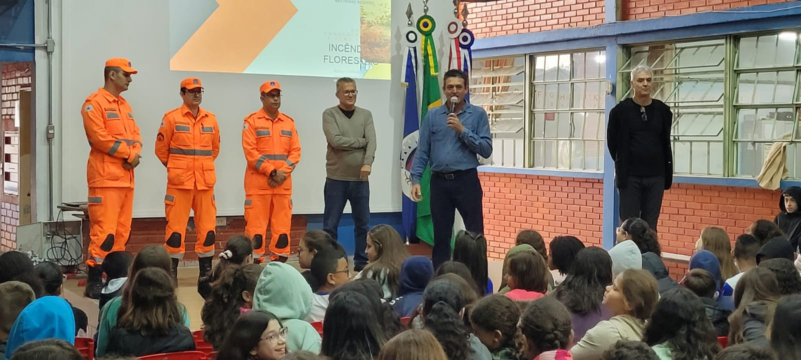 Imagem 1 da notícia: Vereador leva palestra de conscientização de combate às queimadas para estudantes de escola municipal
