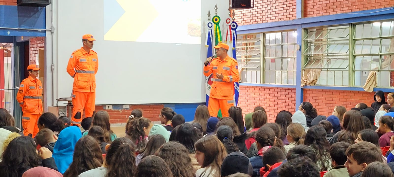 Imagem 3 da notícia: Vereador leva palestra de conscientização de combate às queimadas para estudantes de escola municipal