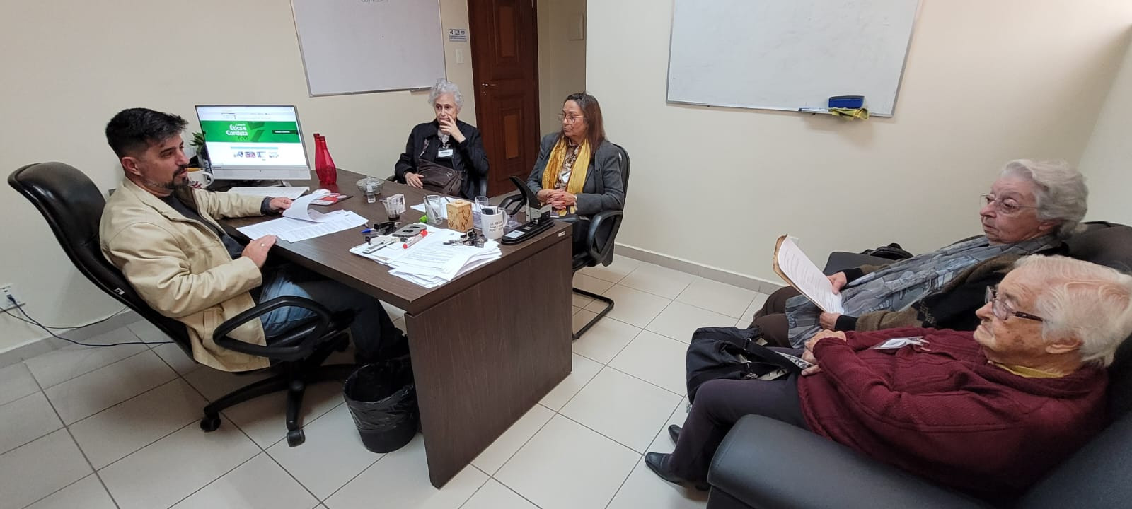 Imagem 1 da notícia: Vereador e CIAMPAR debatem sugestões para projeto de lei sobre Política Municipal dos Direitos da Mulher