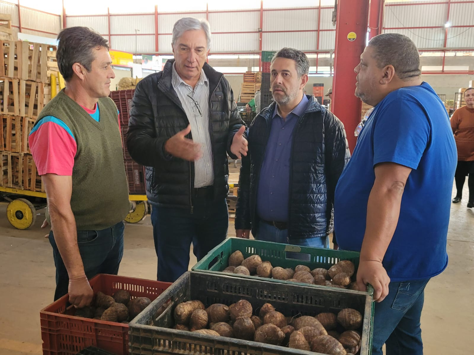 Imagem 1 da notícia: Vereador acompanha visita dos deputados Rafael Simões e Dr. Paulo à CEMA de Pouso Alegre