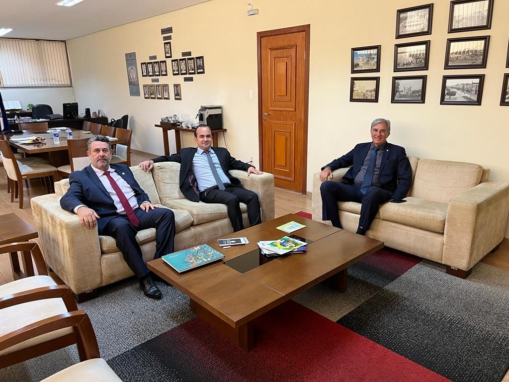 Imagem 1 da notícia: Relacionamento institucional: Convívio da Câmara de vereadores com deputados garante desenvolvimento municipal