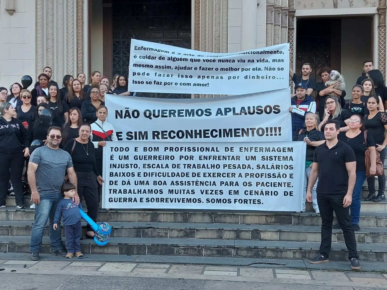 Imagem 1 da notícia: Vereador acompanha manifestação para pagamento do piso salarial da enfermagem