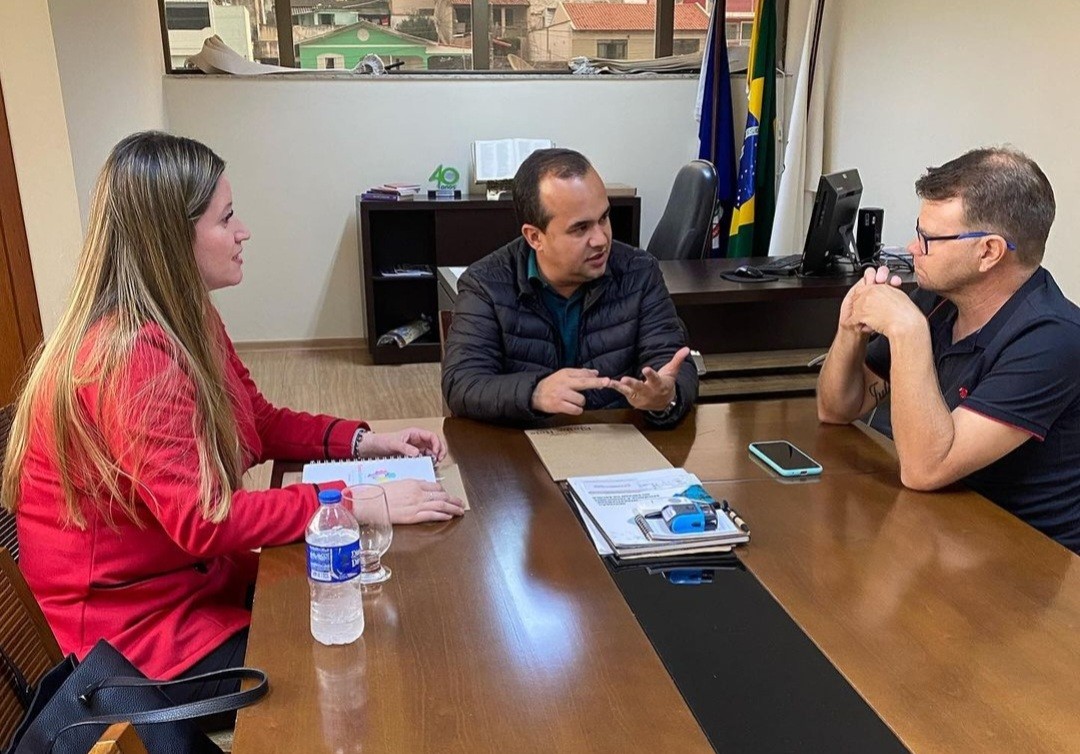 Imagem 1 da notícia: Vereadores recebem na Câmara, profissional que trabalha na identificação e acompanhamento de autistas