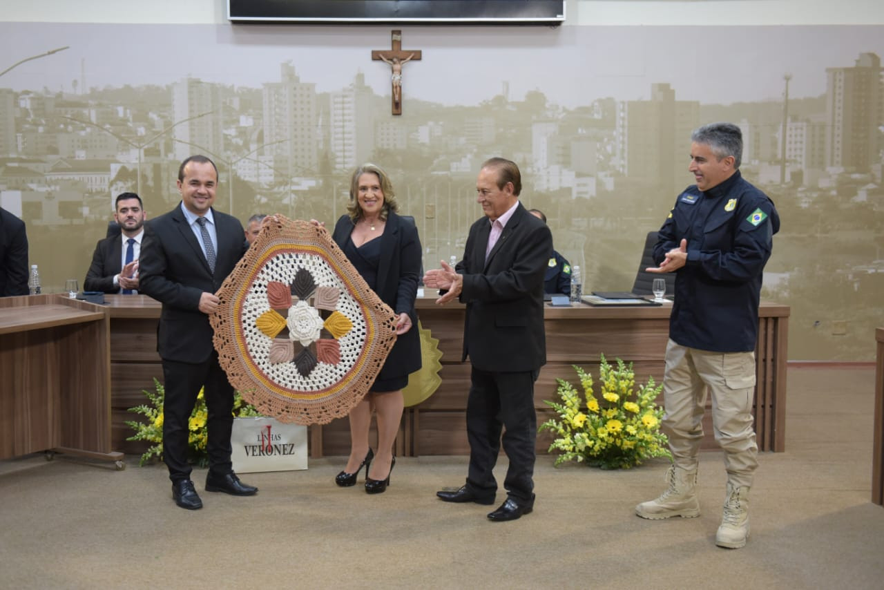 Imagem 1 da notícia: Presidente da Amesp presenteia Presidente da Câmara com item da cultura regional