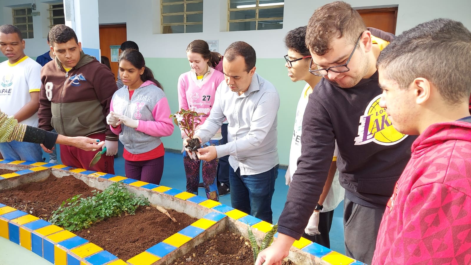 Imagem 1 da notícia: Semana da pessoa com deficiência: Presidente da Câmara planta primeira muda do Jardim sensorial da APAE