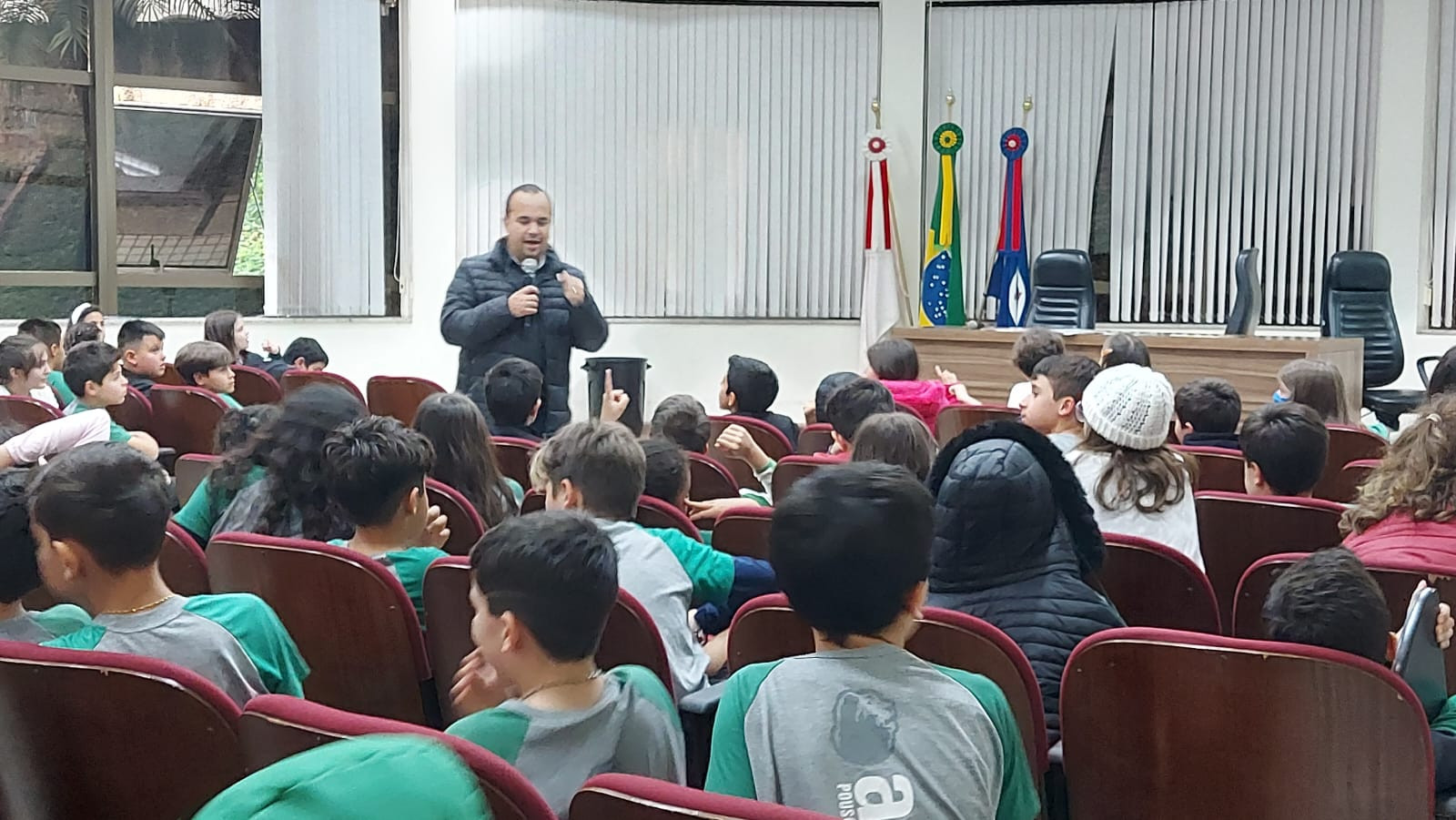 Imagem 1 da notícia: Câmara recebe dezenas de estudantes durante visita orientada