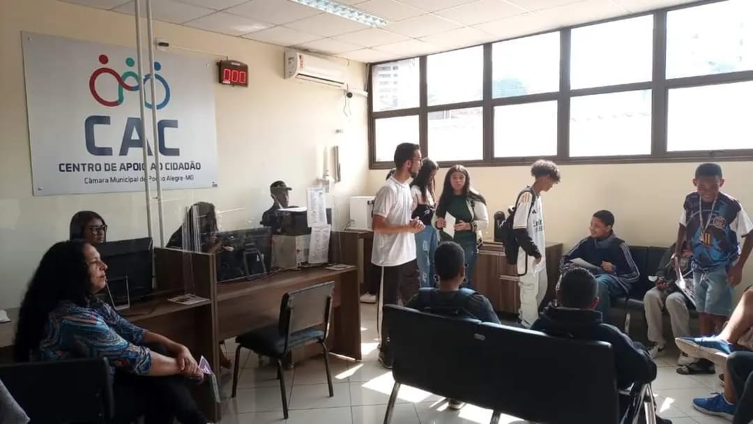 Imagem 1 da notícia: Vereador recebe estudantes durante visita orientada na Câmara