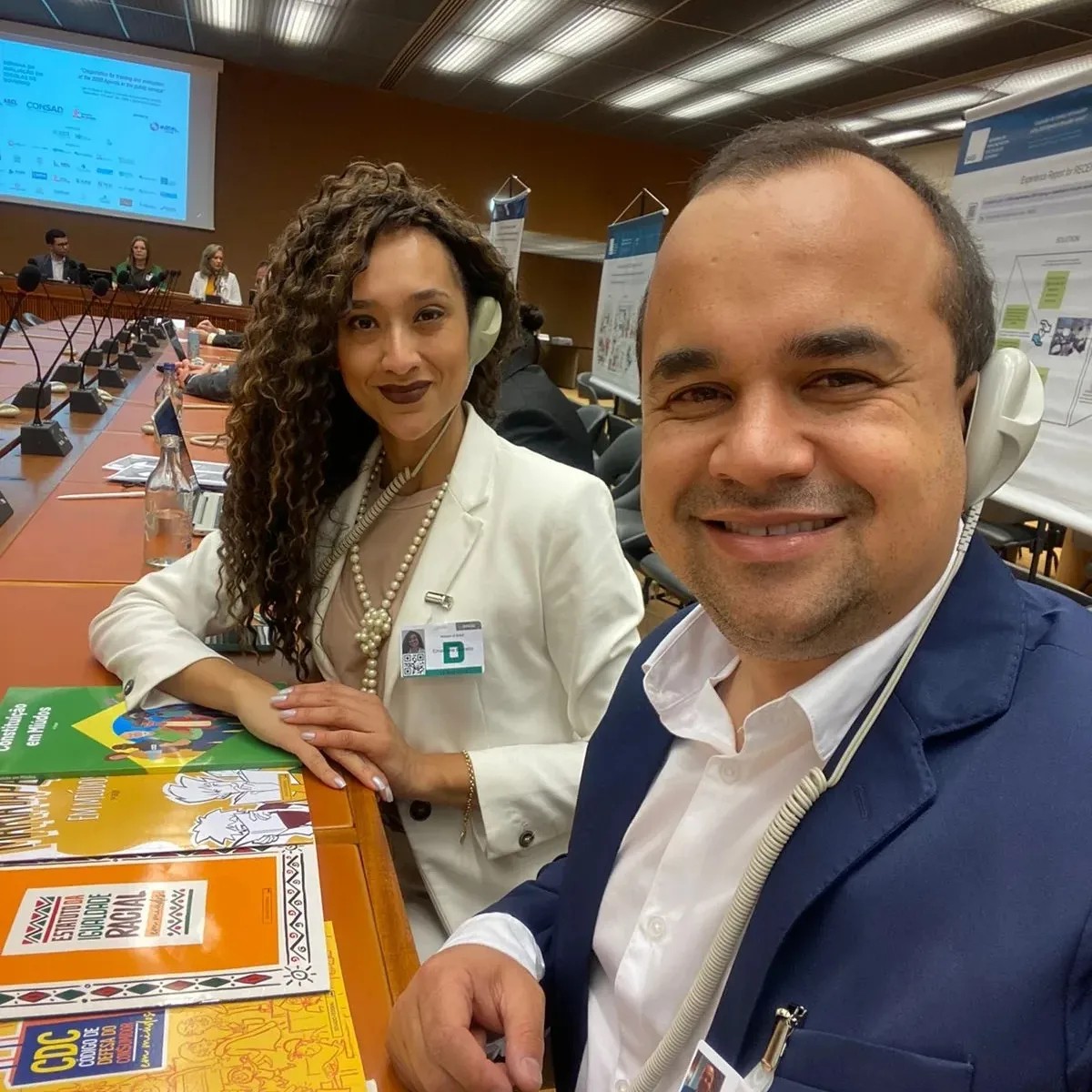 Imagem 1 da notícia: Presidente Leandro Morais e Diretora da Escola do Legislativo, Emanuela Barreto, levam trabalho da Câmara de Pouso Alegre para ser compartilhado na ONU