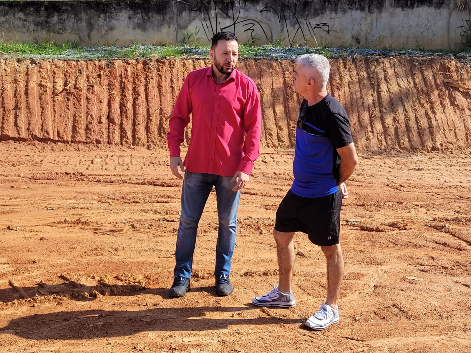 Imagem 1 da notícia: Vereador fiscaliza construção de rotatória no acesso ao bairro Ibirá