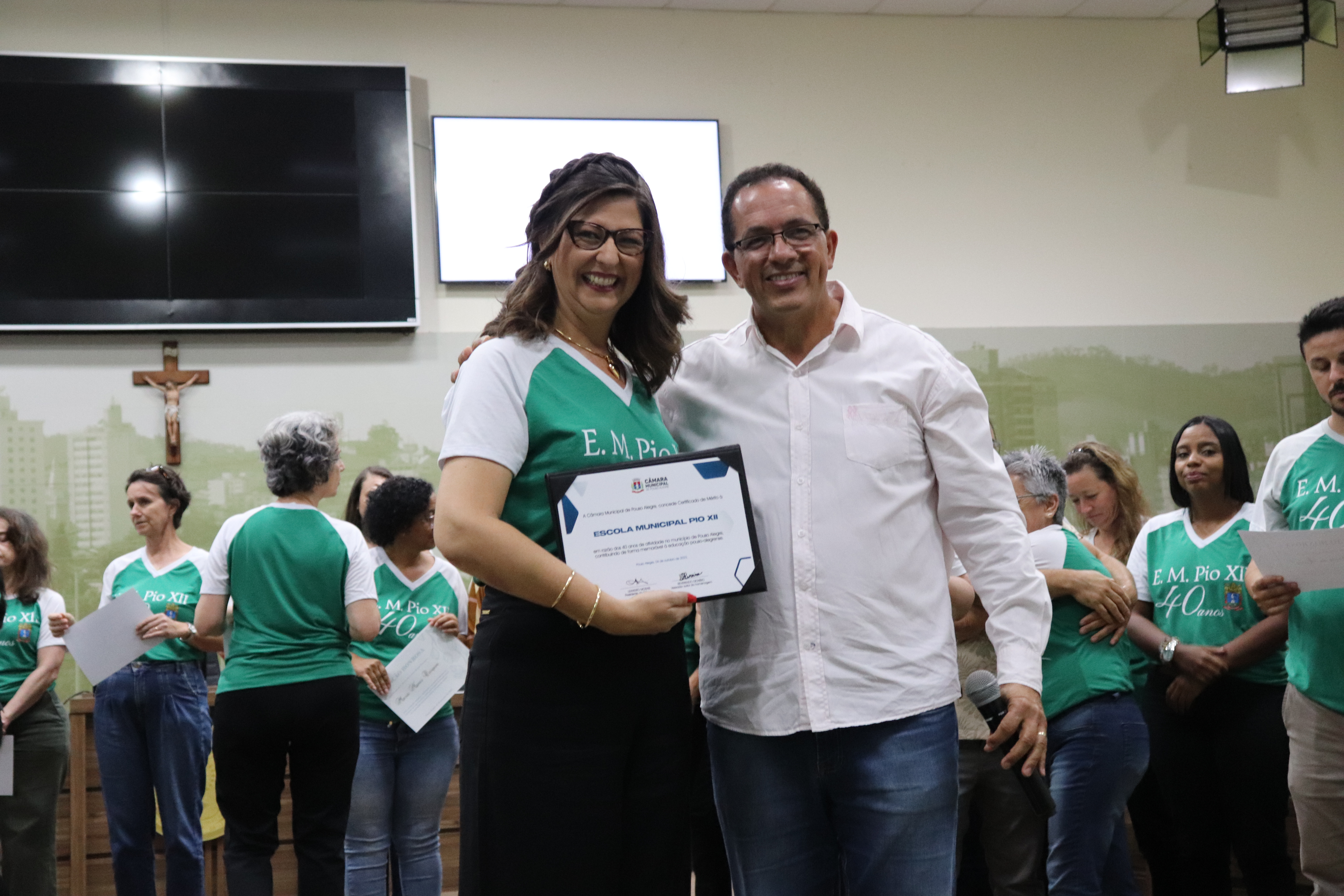 Imagem 1 da notícia: Vereador entrega homenagem à Escola Municipal Pio XII