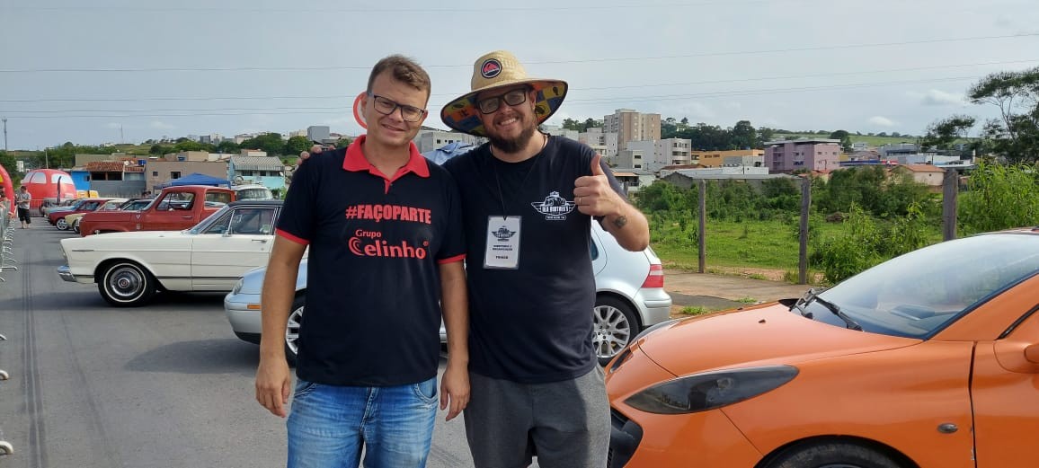 Imagem 1 da notícia: Após criar "Dia do Antigomobilista" Vereador acompanha evento que expõe carros antigos*
